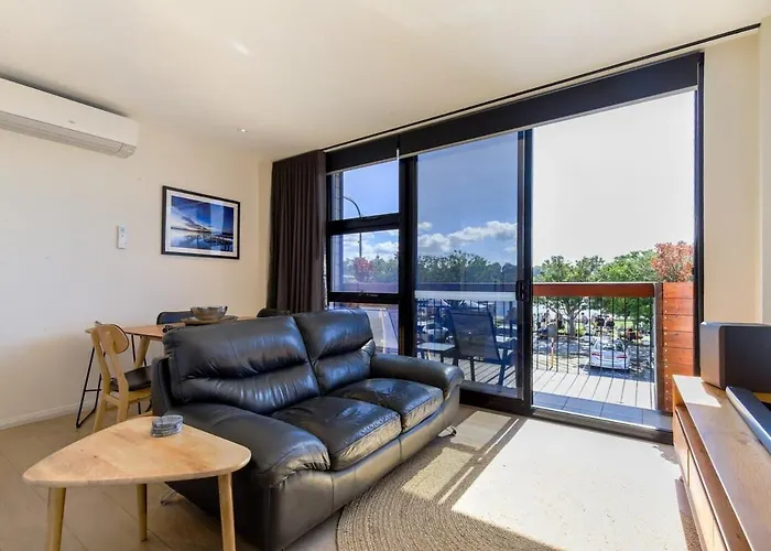 Gorgeous 2-Bed Apartment By Shops And The River
